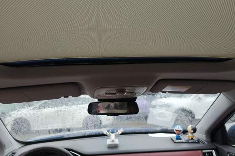 Used Roewe RX5 2016 30T Four-Wheel Drive Automatic Internet Smart Luxury Edition Headliner