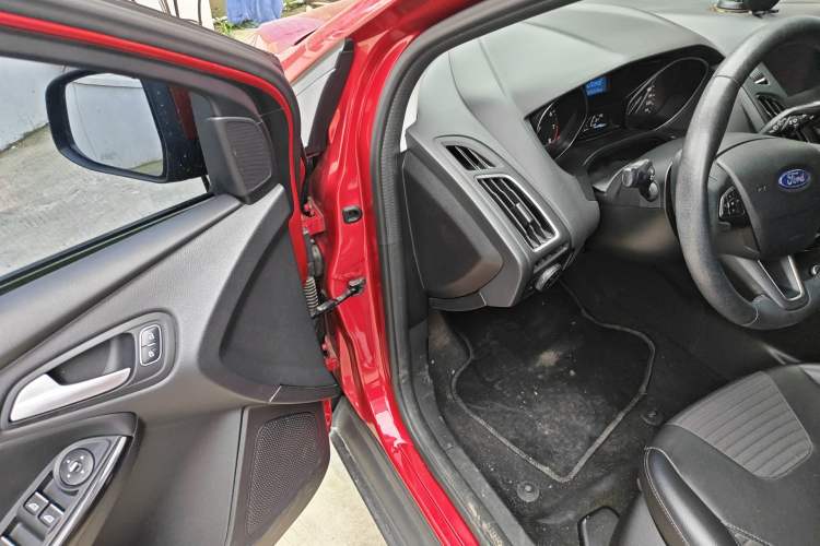 Used Ford Focus 2017 Hatchback 1.6L Automatic Fashion Edition Smart Drive Version
