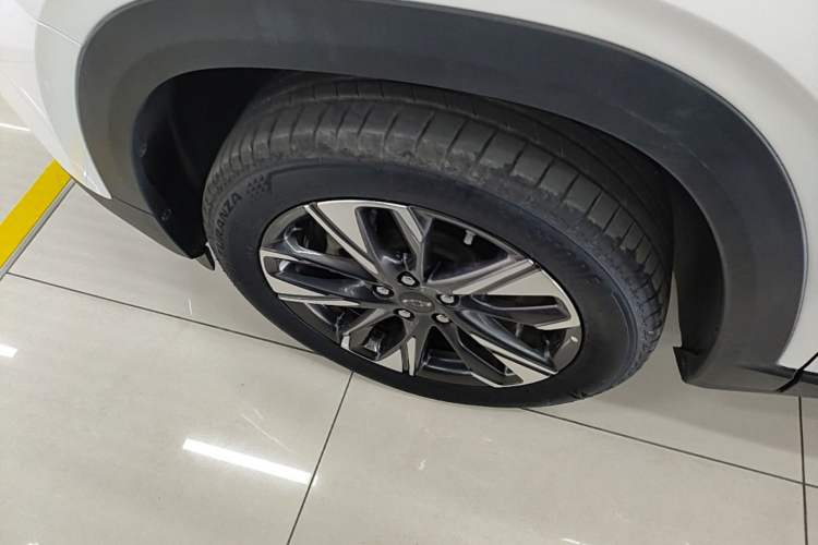 Used Chevrolet Trax 2022 Encore RS 1.5T CVT CoolMAX Left Front Wheel Hub