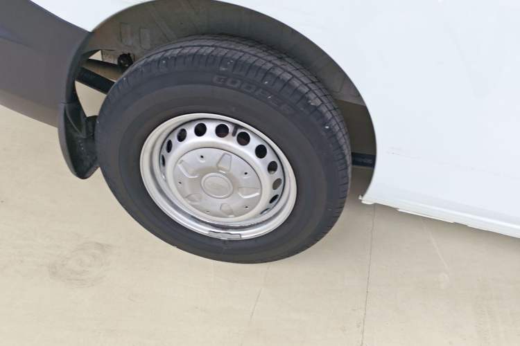 Used Ford Transit 2023 2.0T Diesel Manual Multifunction Commercial Vehicle Mid-axle Mid-roof 5/6 Seats