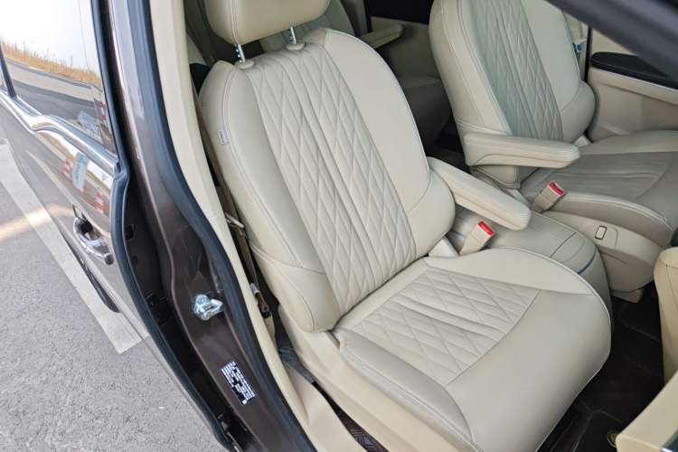 Used Buick GL8 2023 Facelifted Land Cruiser Executive Luxury Version