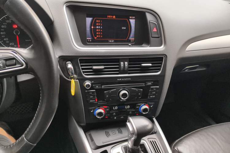 Used Audi Q5 2013 40 TFSI Technology Edition Audio And AC Panel