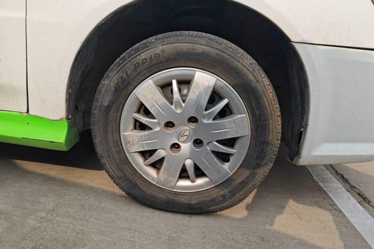 Used Soueast V3 Lingyue 2014 1.5L Manual Smart Edition Right Front Wheel Hub