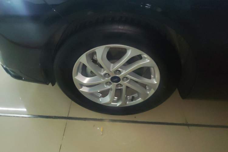 Used Ford Mondeo 2023 EcoBoost 180 Comfort Model Left Front Wheel Hub