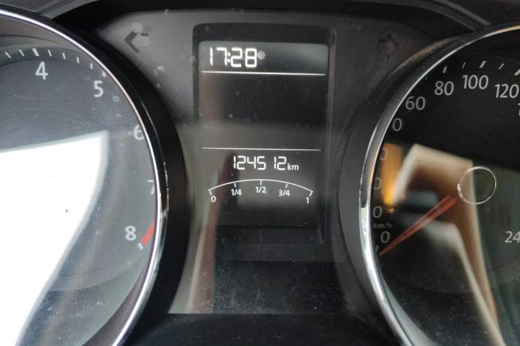 Used Volkswagen Gran Lavida 2015 1.6L Automatic Comfort Edition Odometer Close Up