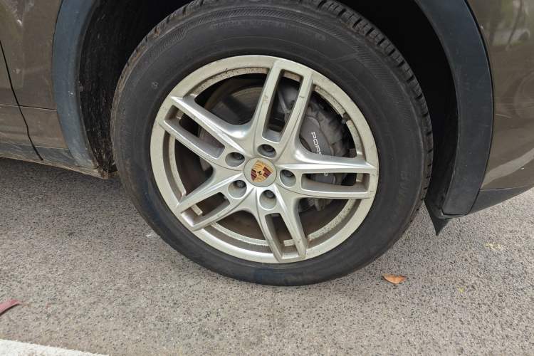 Used Porsche Cayenne  Right Front Wheel Hub