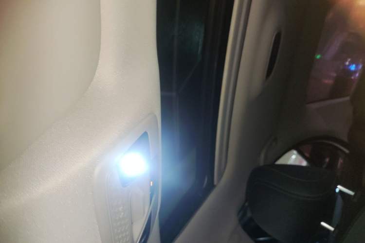 Used Geely Auto Emgrand 2019 Leading Edition 1.5L CVT Upward-Connected Model China VI Standard Headliner