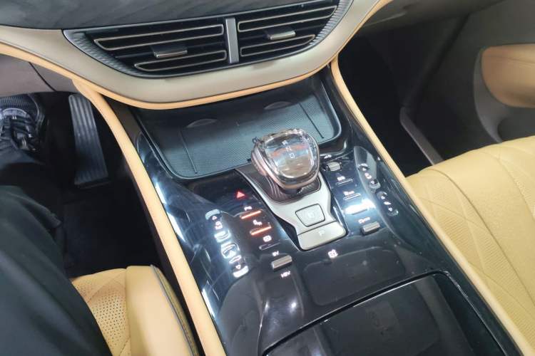 Used Denza D9 2022 DM-i 1040 Prestige Model
