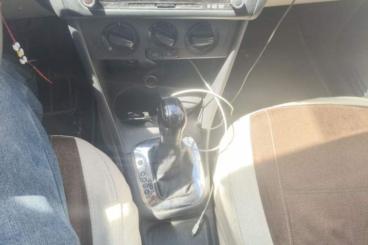 Used Volkswagen Polo 2013 1.4L Automatic Comfort Edition Gear Lever