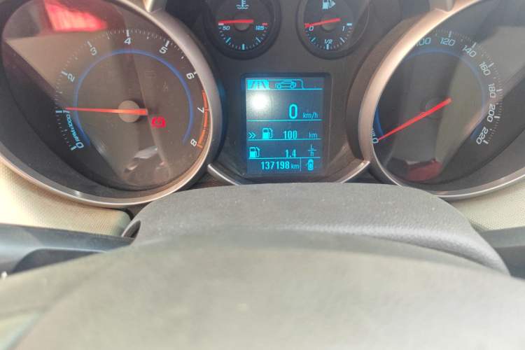 Used Chevrolet Cruze 2015 1.5L Classic SE MT Odometer Close Up