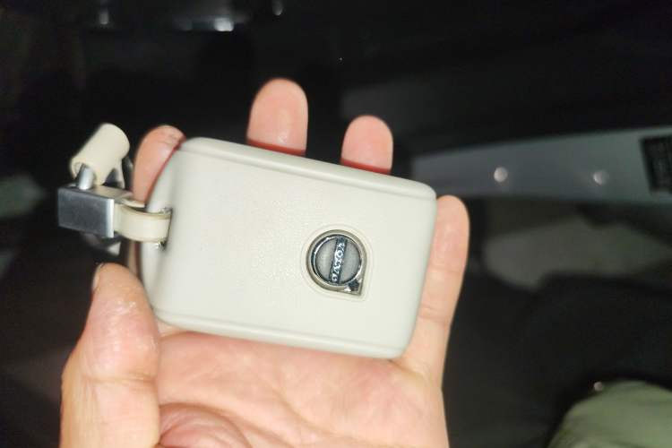 Used Volvo XC60 2024 B5 4x4 Smart Luxury Edition Vehicle Key