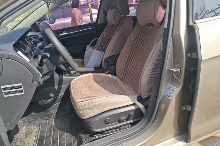 Used Volkswagen Golf 2017 1.6L Automatic Comfort Million-Vehicle Anniversary Edition
