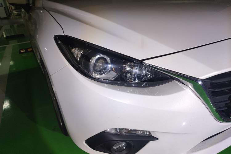 Used Mazda 3 Axela 2014 Sedan 2.0L Automatic Sport Model
