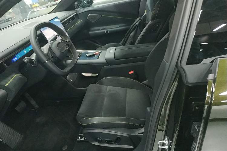 Used Lynk & Co Lynk & Co 10 EM-P 2025 Model 240 All-Wheel Drive Ultra—Sport Edition