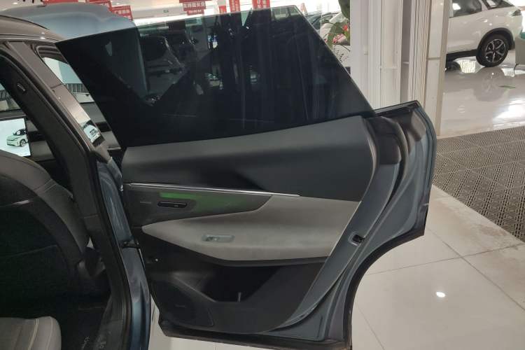 Used Lynk & Co 08 EM-P 2025 220 km All-Wheel-Drive Performance Halo
