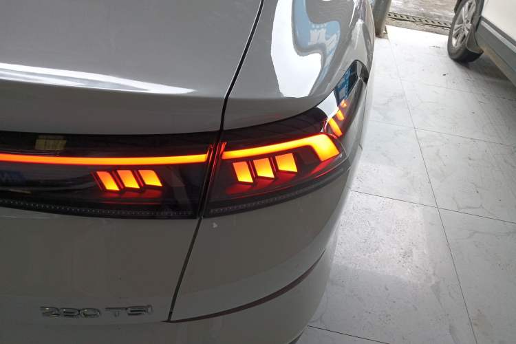 Used Volkswagen Lamando 2023 Lavida L 280TSI DSG Cool & Spicy Edition Right Rear Taillight