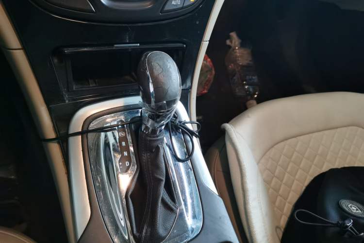 Used Buick Regal 2014 2.0L Leading Fashion Edition Gear Lever