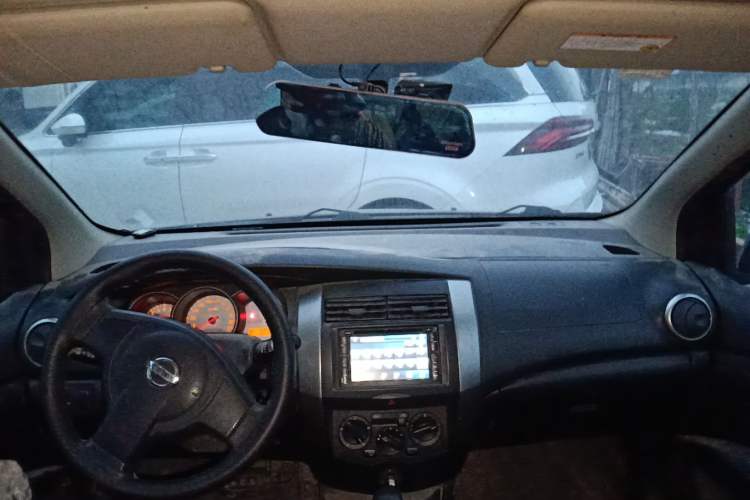 Used Nissan Livina 2010 Jingyue Edition 1.6L Automatic All-in-One Model Center Console