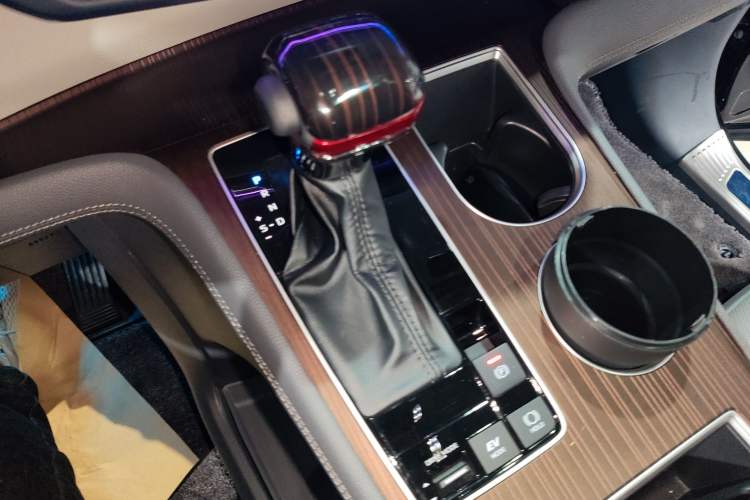 Used Toyota SIENNA 2023 2.5L Hybrid Luxury Edition Gear Lever