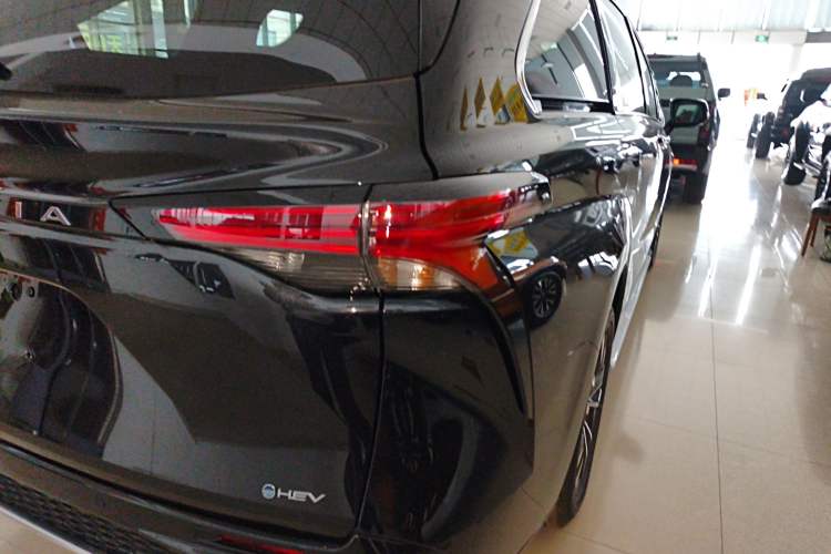 Used Toyota Granvia 2026 Model 2.5L Hybrid Luxury Edition Exterior 3