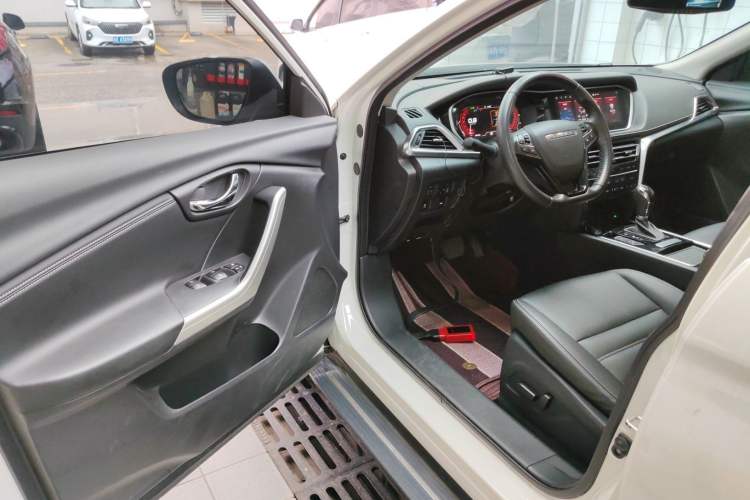 Used Venucia T90 2020 2.0L CVT Smart Connect & Smooth Drive Edition Interior 3