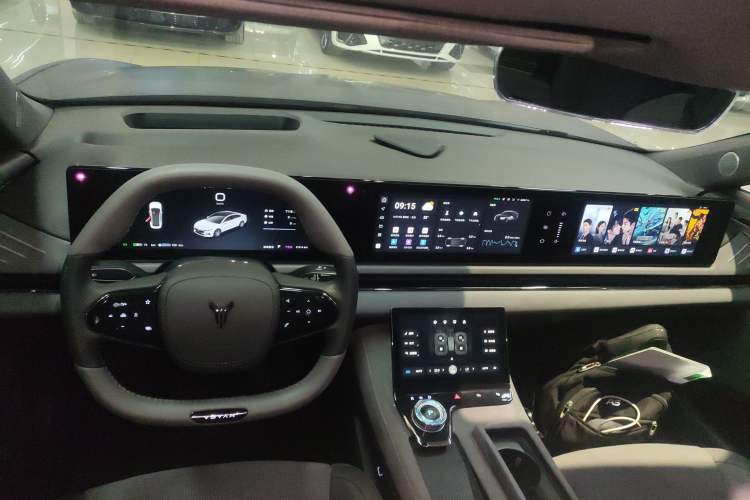 Used VOYAH PASSION 2024 PHEV Four-Wheel Drive Ultra-Long Range Executive Edition Center Console