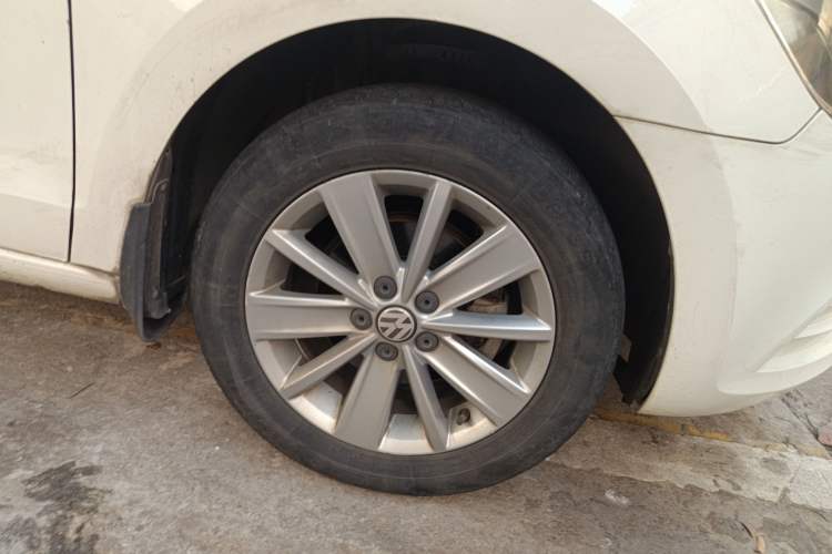 Used Volkswagen Jetta 2015 Value Edition 1.6L Manual Fashionable Style Right Front Wheel Hub