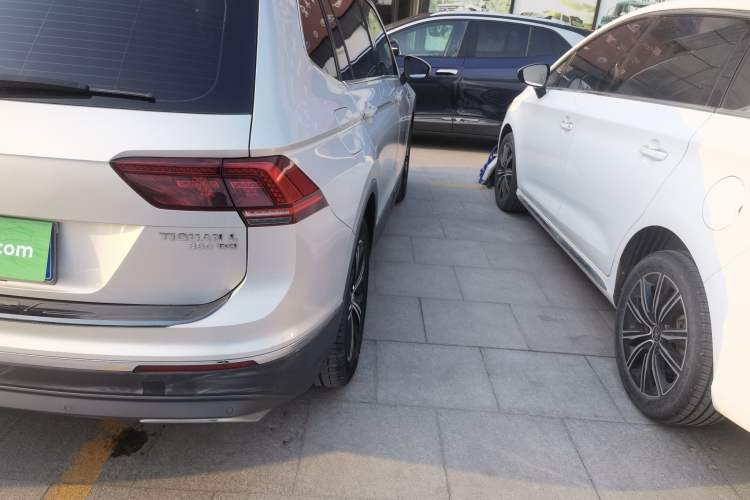 Used Volkswagen Tiguan L 2018 380TSI Automatic All-Wheel Drive Luxury Edition Exterior 3