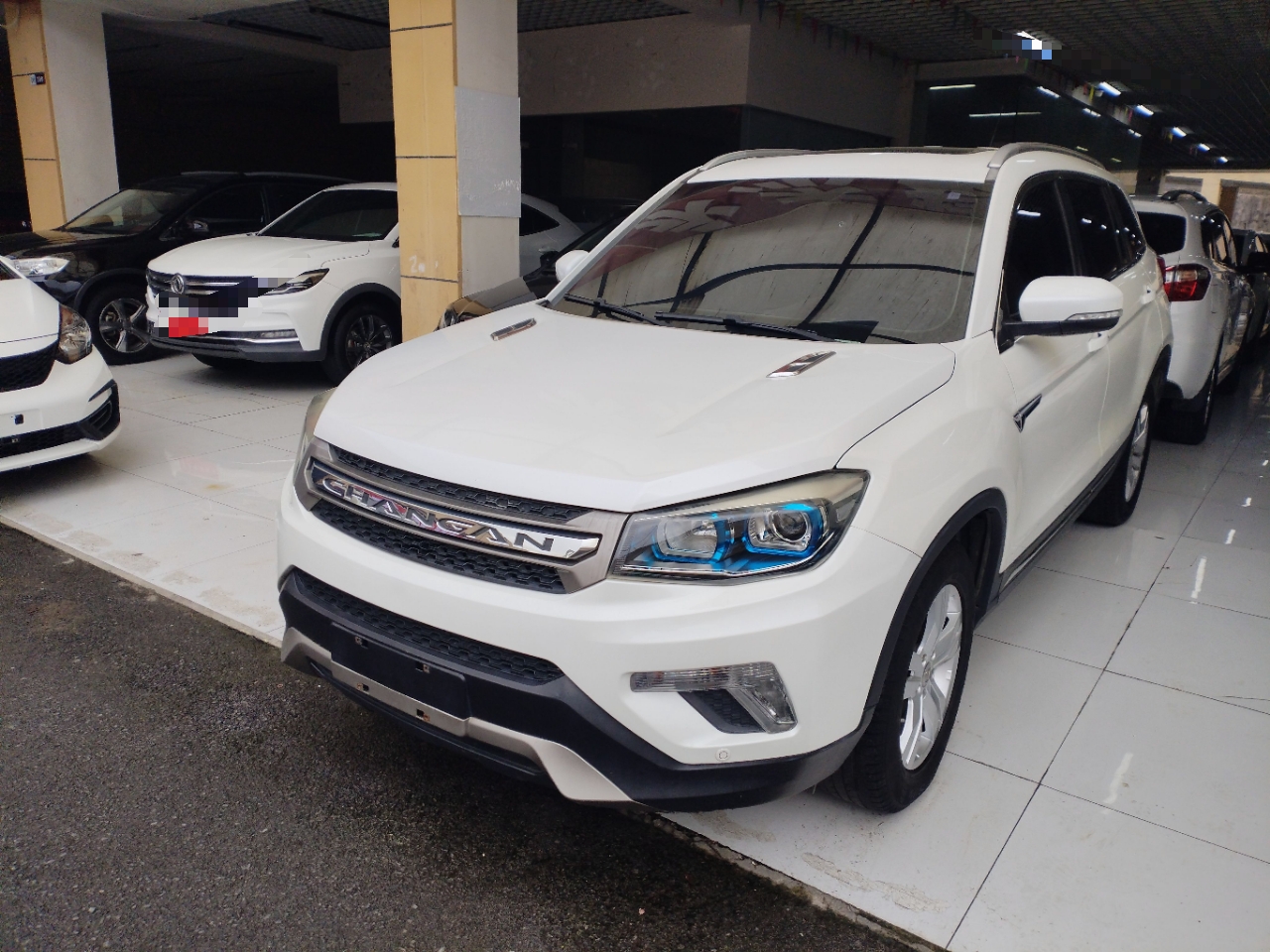 تحت مقدمة السيارة