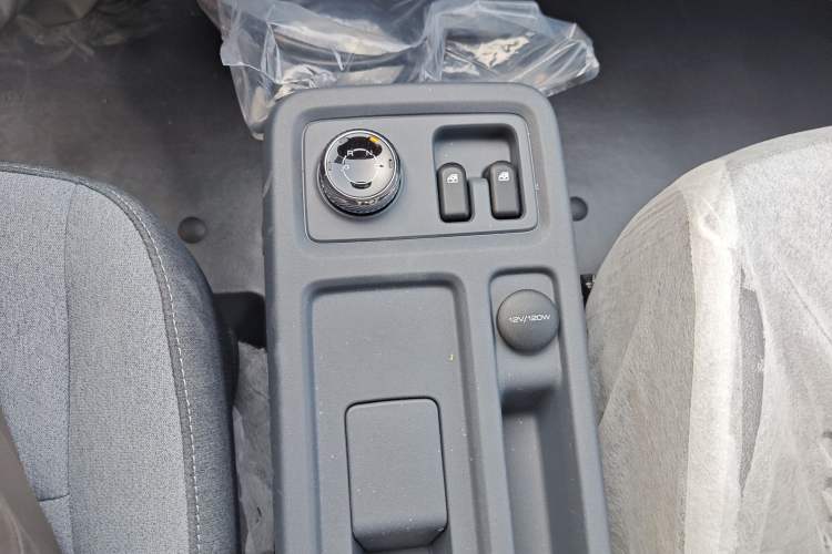 Used Wuling Yangguang 2024 300KM Comfort Version Passenger Van 75kW
