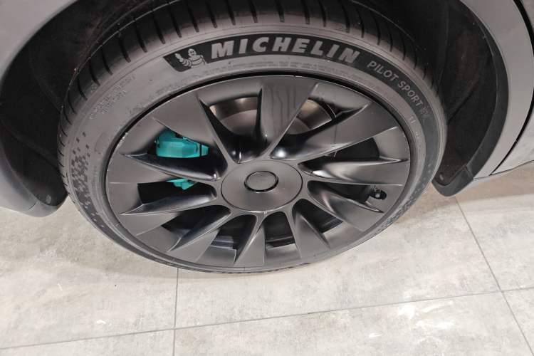 Used Tesla Model Y 2021 Standard Range Rear-Wheel Drive Version Right Rear Wheel Hub