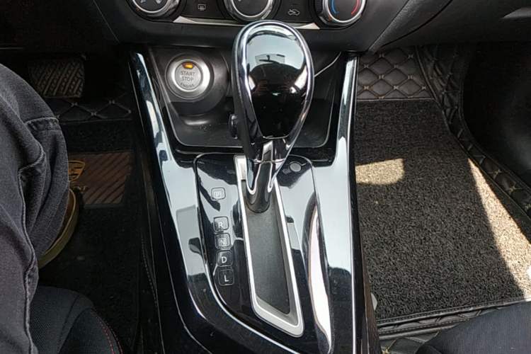 Used Nissan Lannia 2016 1.6L CVT Smart Cool Edition Gear Lever