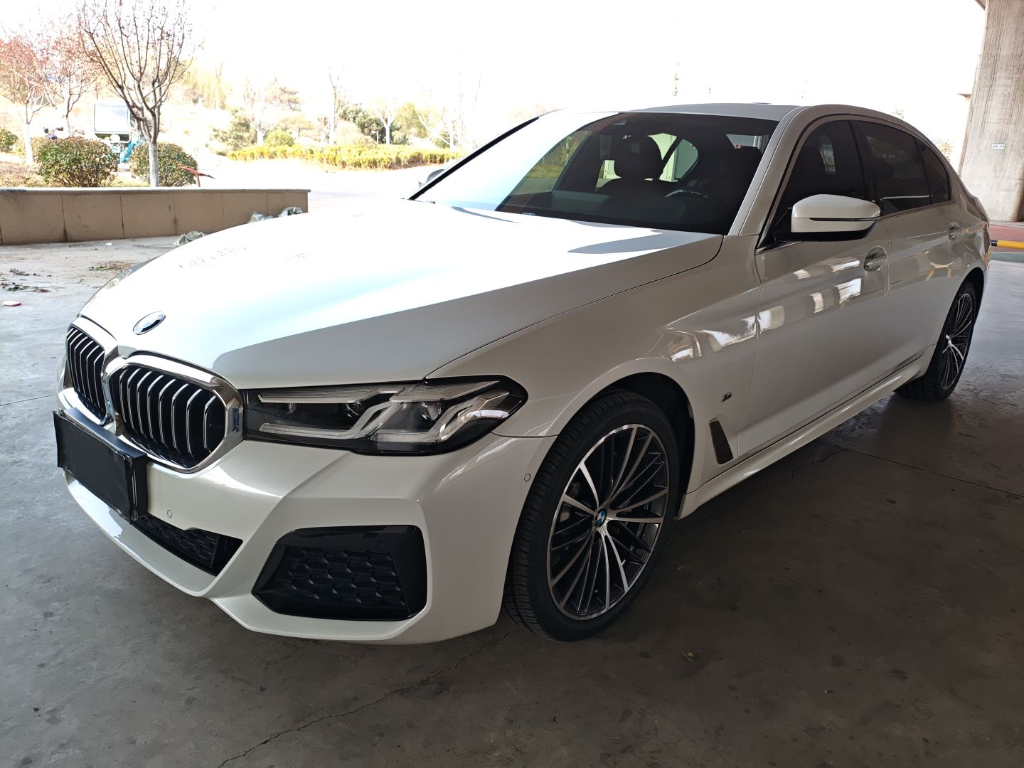 Под передней частью автомобиля