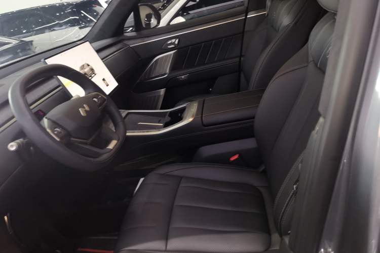 Used ONVO Luxeed L90 2025 Model—Ultra Six-Seater Version
