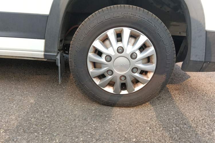 Used SAIC MAXUS V90 RV  Right Front Wheel Hub