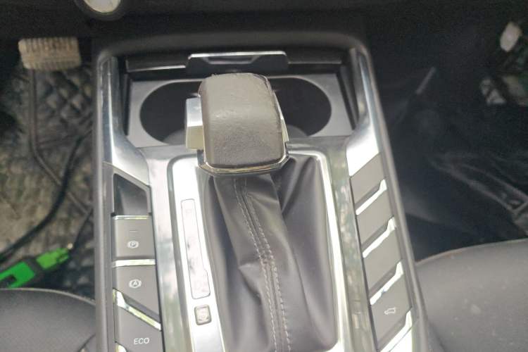 Used Zotye T500 2018 1.5T Automatic Smart Connected Prestige Model Gear Lever