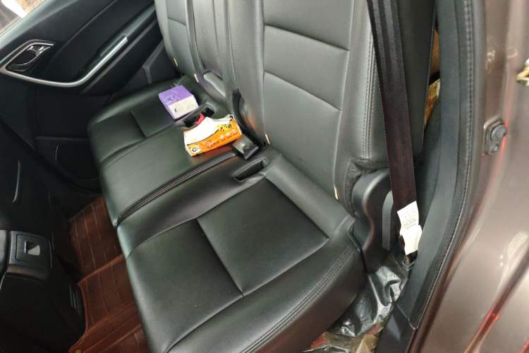 Used JMC Yusheng S350 2013 2.4T Automatic 2WD Diesel Luxury Edition 5 Seats
