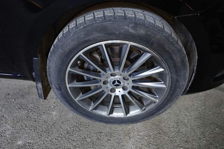 Used Xinkai V-Class 2017 Zhunyue V 260 L High-Roof Model Right Front Wheel Hub