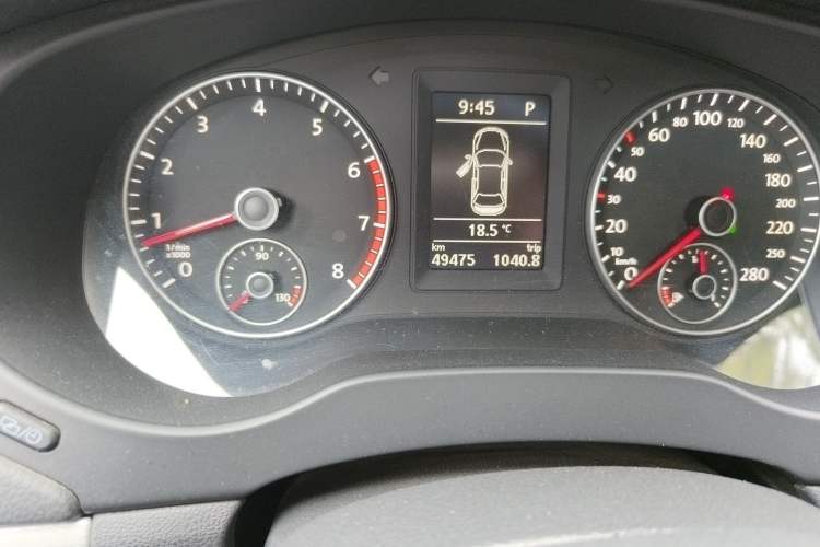 Used Volkswagen Sagitar 2014 1.4TSI Automatic Luxury Model Odometer Close Up