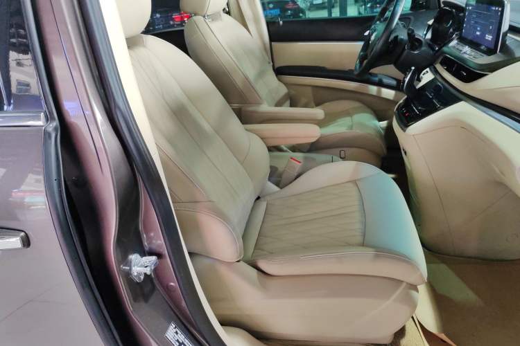 Used Buick GL8 2023 Facelifted Land Cruiser Executive Luxury Version
