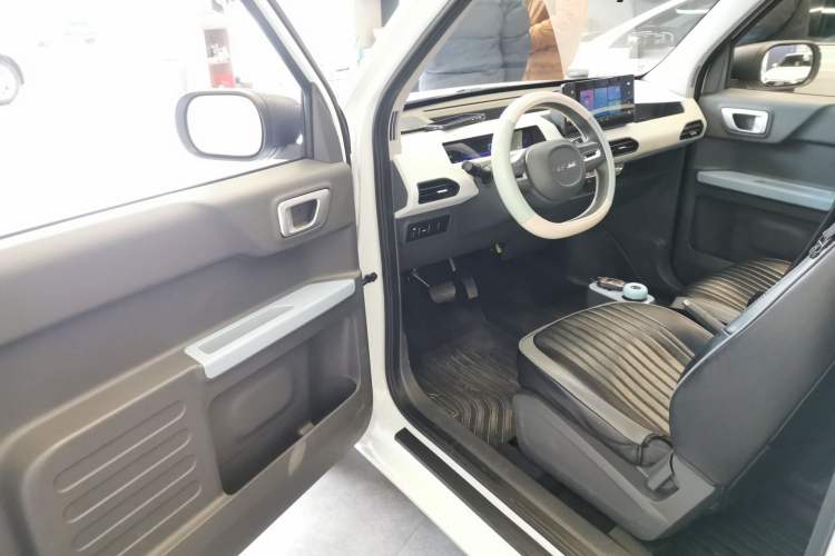 Used Geely Galaxy Panda 2024 Panda Mini 200km Endurance Bear Driver Seat