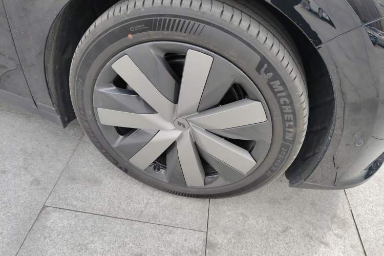 Used Li Auto i6 2025 Model Four-Wheel-Drive Standard Type
