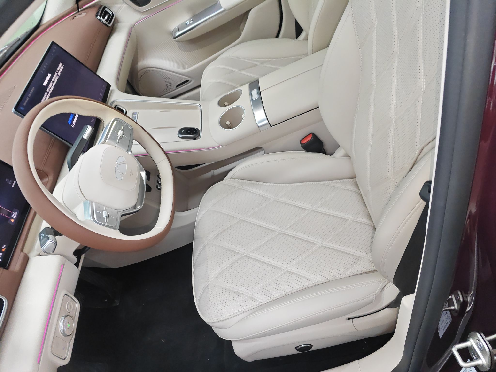 المقاعد الأمامية داخل السيارة