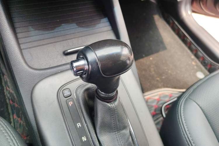 Used Kia K3 2013 1.6L Automatic GLS Gear Lever