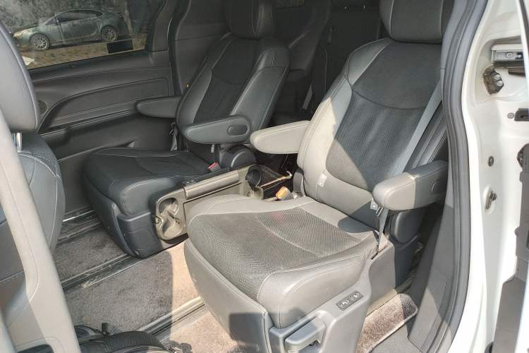 Used Toyota SIENNA 2021 2.5L Hybrid Premium Edition Left Rear Seat