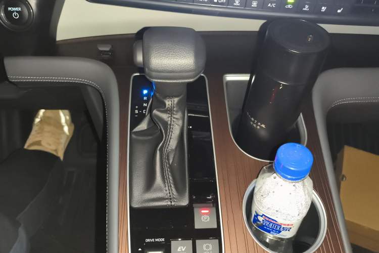 Used Toyota Granvia 2024 2.5L Hybrid Comfort Edition Gear Lever