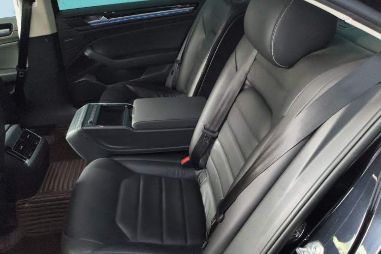 Used Volkswagen Phideon 2016 380TSI Two-Wheel-Drive Luxury Edition Left Rear Seat