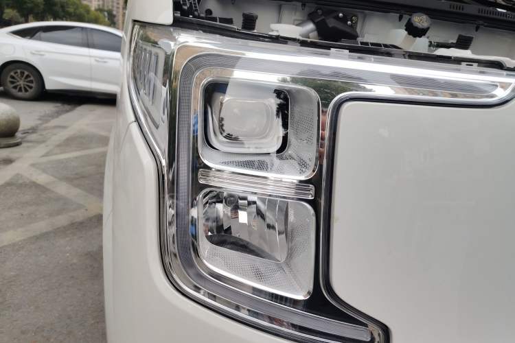 Used Ruichi R5 2025 Model Passenger Vehicle Smart Driving Ultra-Charging Edition, Beyond Type I Right Front Headlight