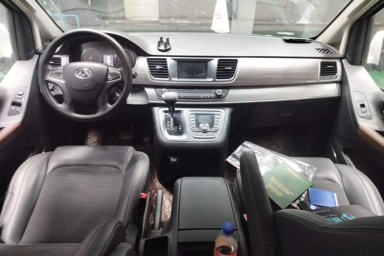 Used SAIC MAXUS G10 2016 2.0T Automatic Elite Edition Center Console