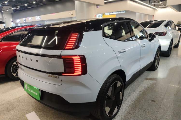 Used Volvo EX30 2025 Rear-Drive Long-Range Plus Model
